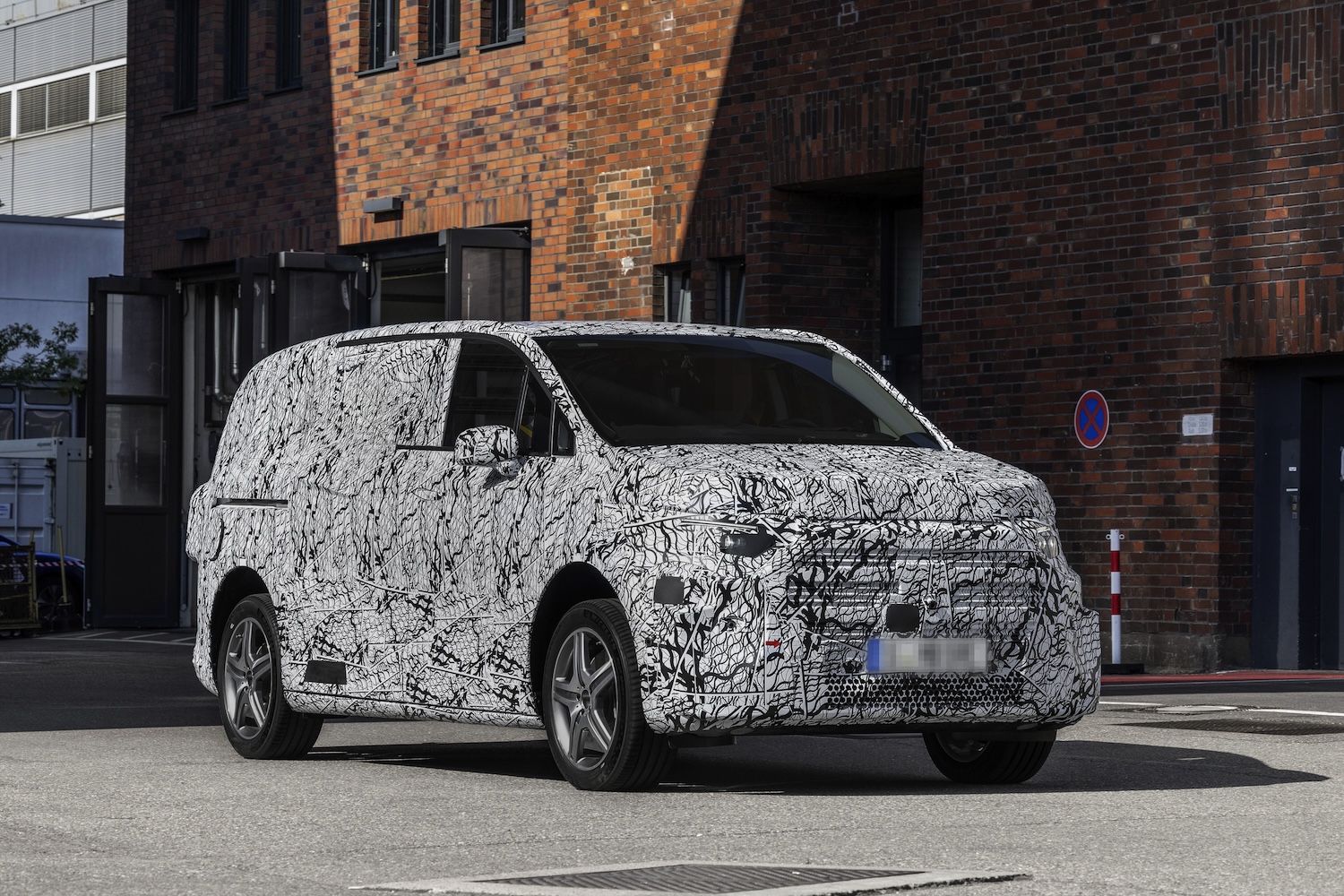 Van Reviews | Mercedes testing new electric van | CompleteVan.ie