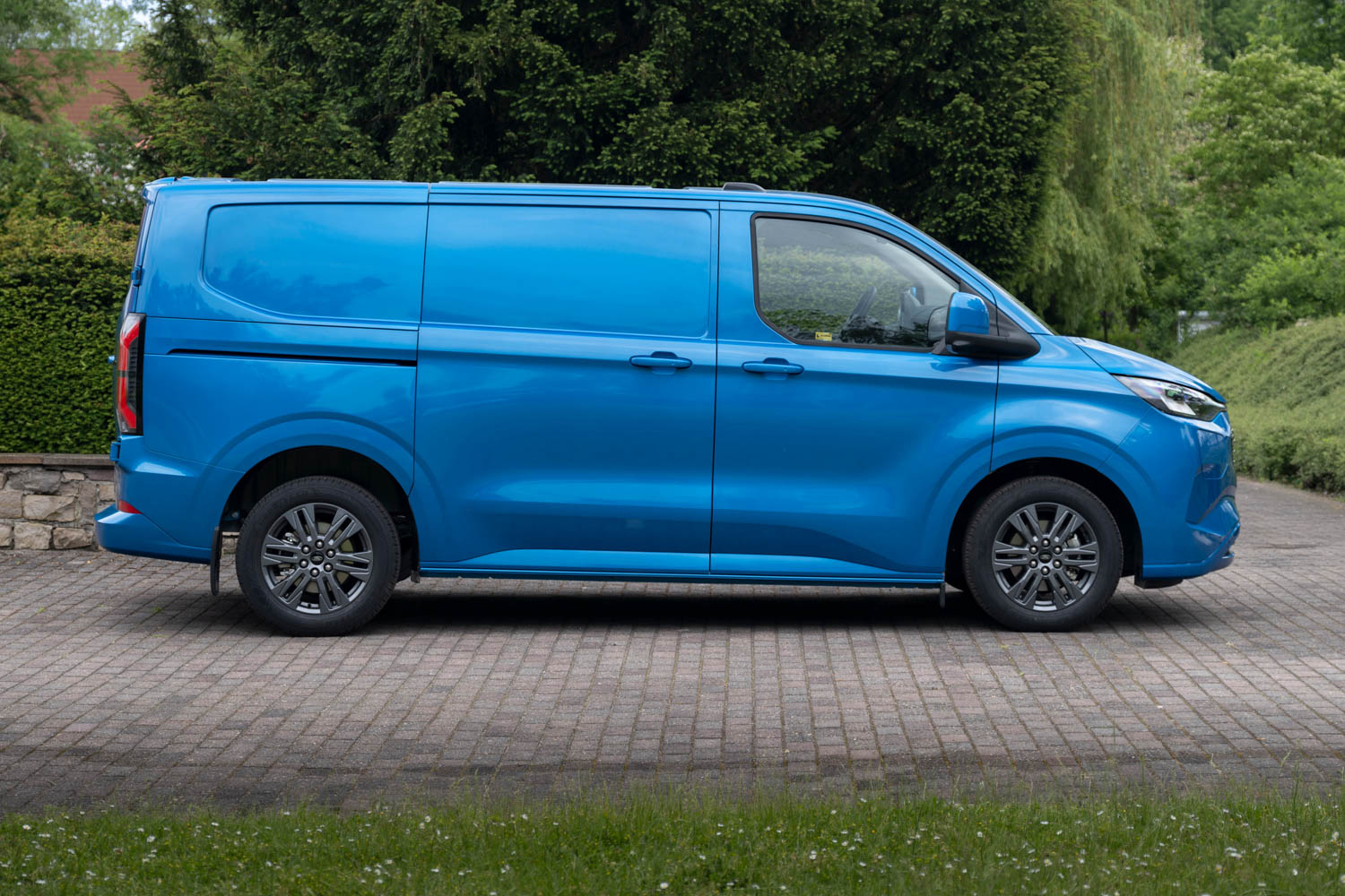 Ford e-Transit Custom side view